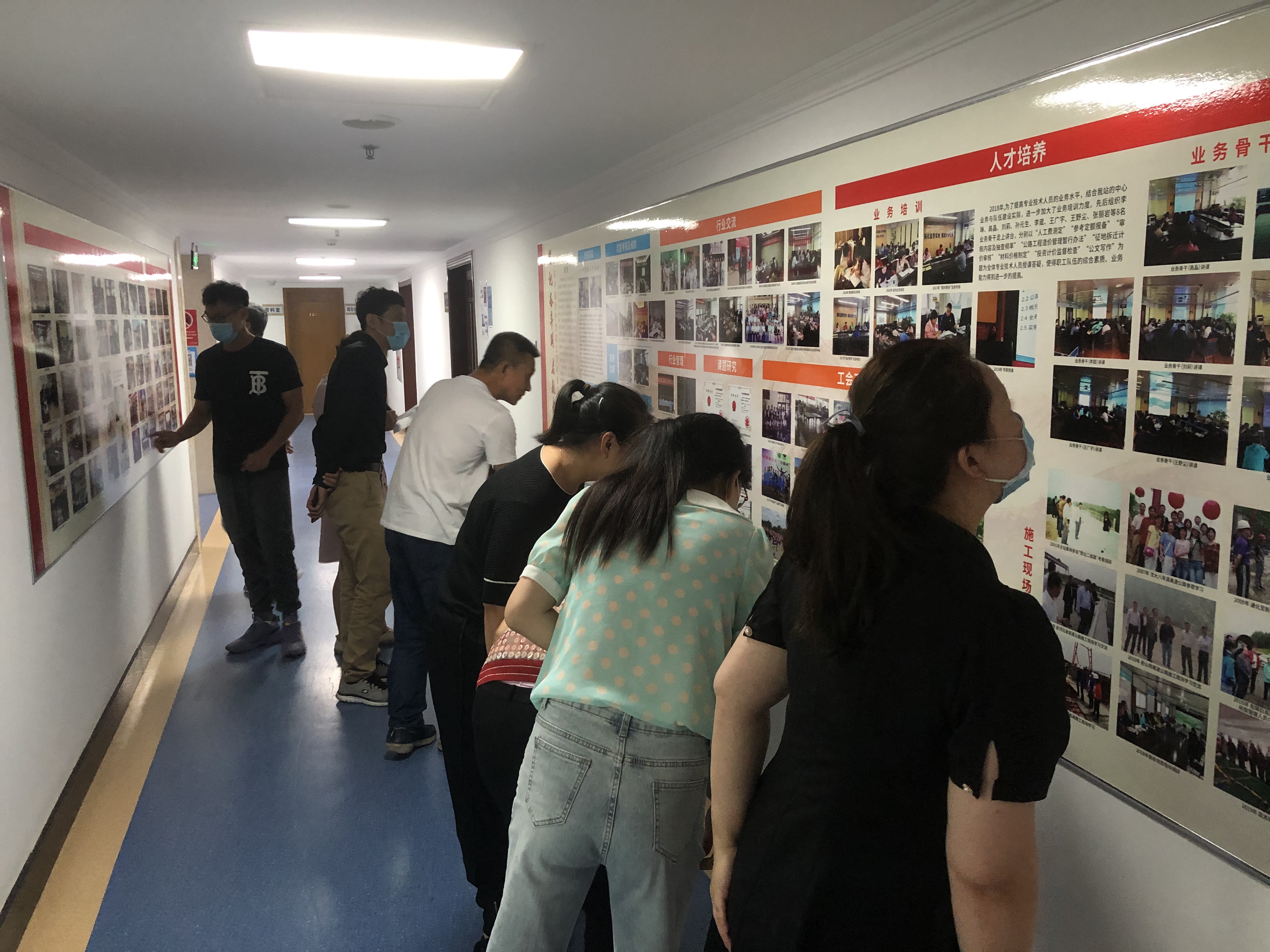 省造价站开展“铭记奋斗路 启航新征程”主题图片展